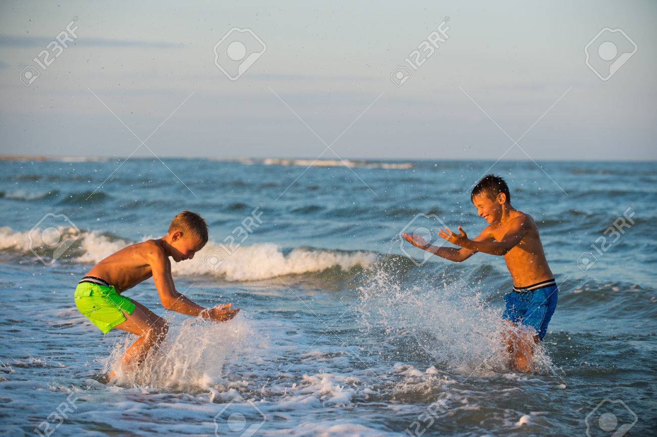 Niños divirtiéndose en el agua