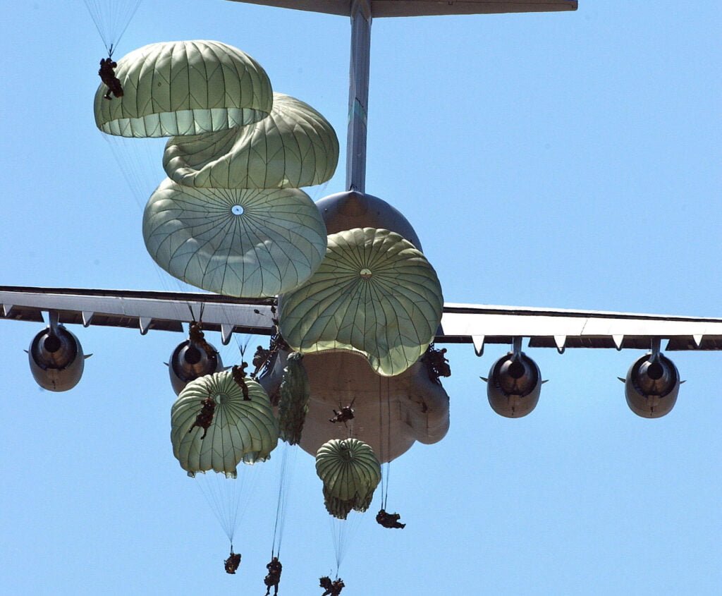 Paracaidistas en acción