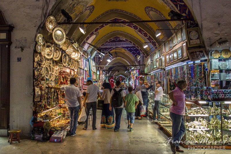 Explora los mercados icónicos de Estambul y déjate cautivar