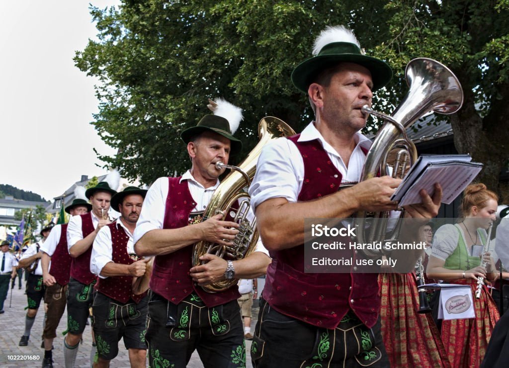 Bandas tocando música tradicional bávara