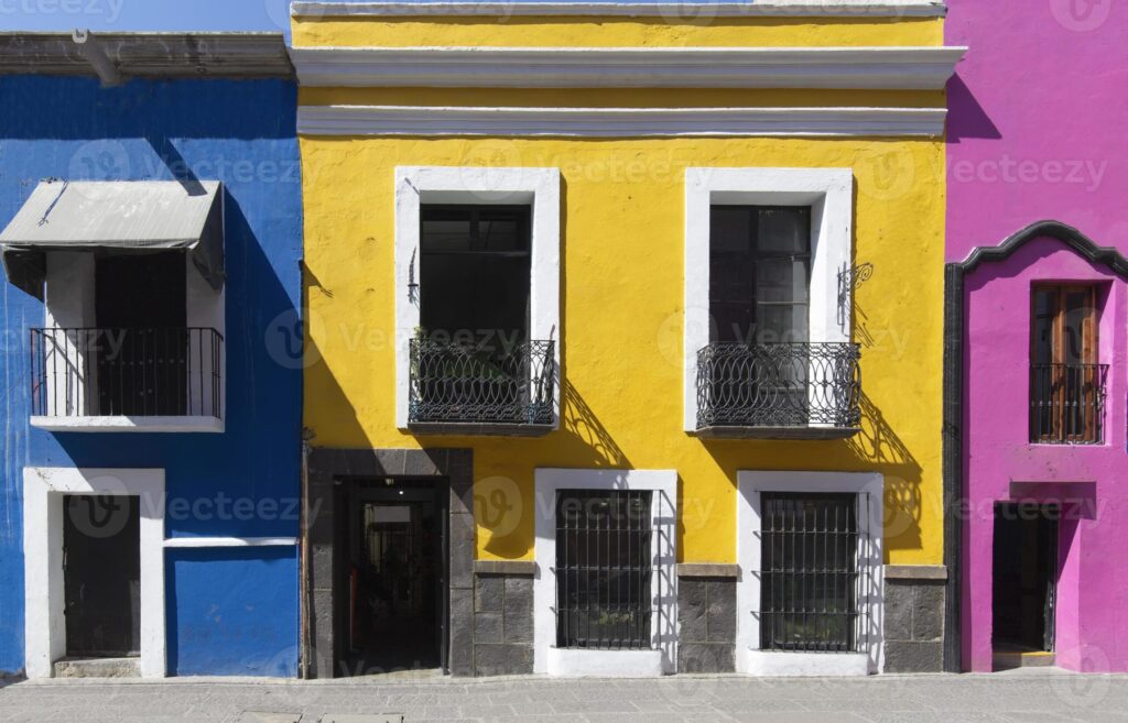 Calles coloridas y arquitectura colonial