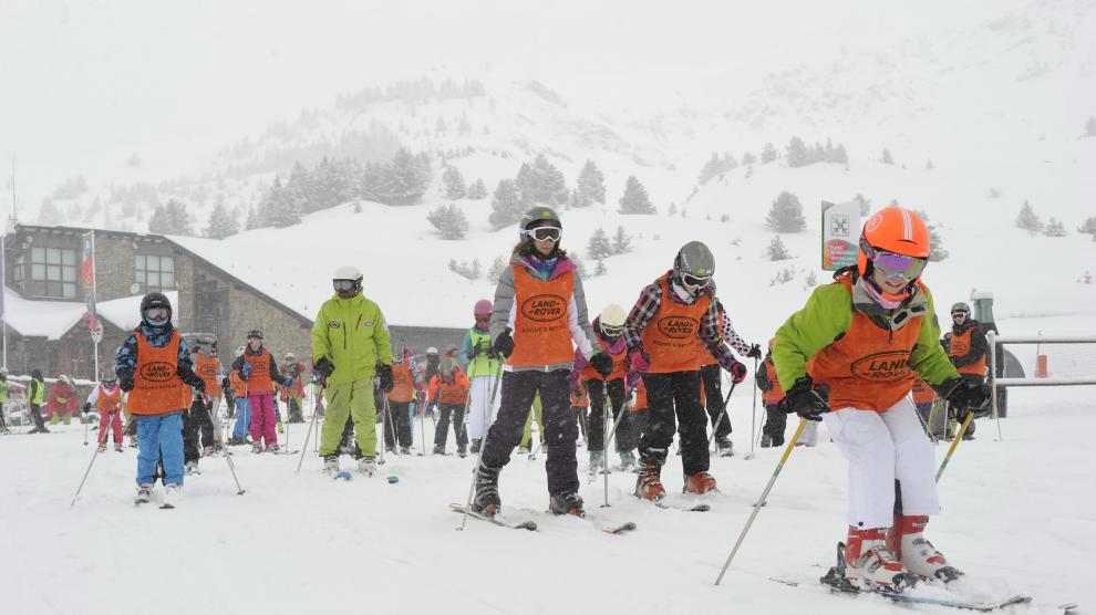 Estudiantes esquiando en grupo