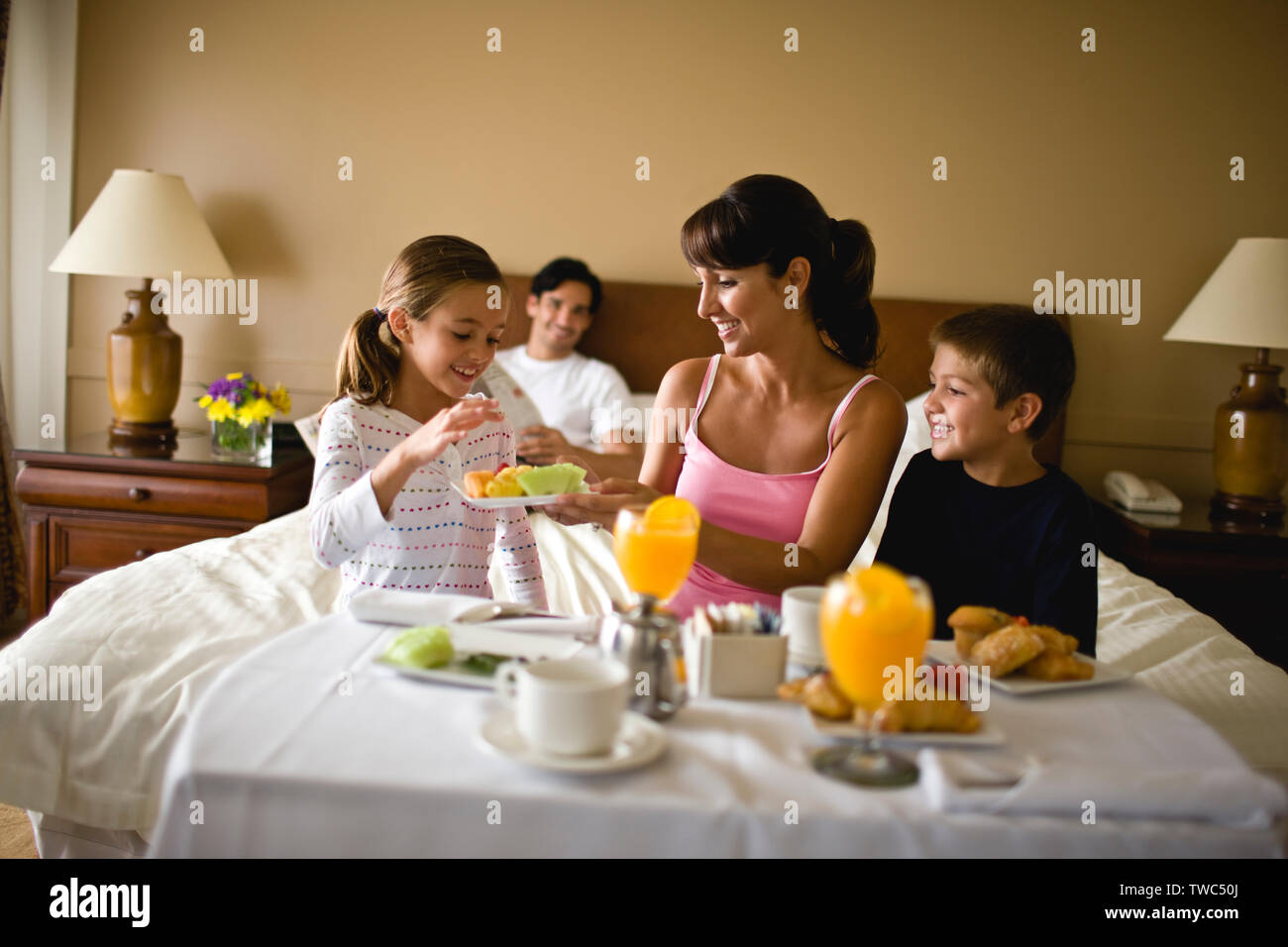 Familias disfrutando de un hotel