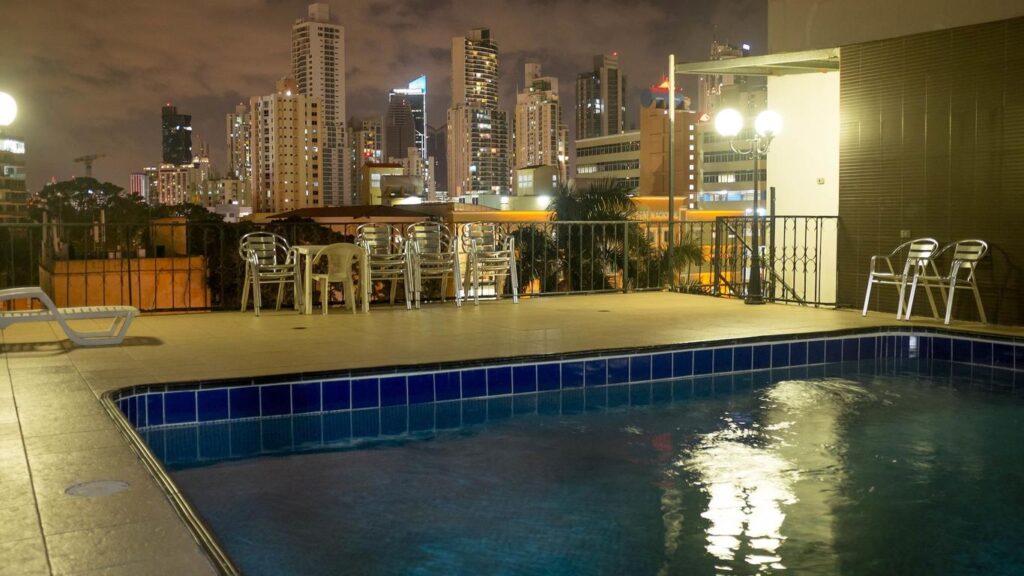 Hoteles económicos con piscina en destinos populares: refréscate sin gastar