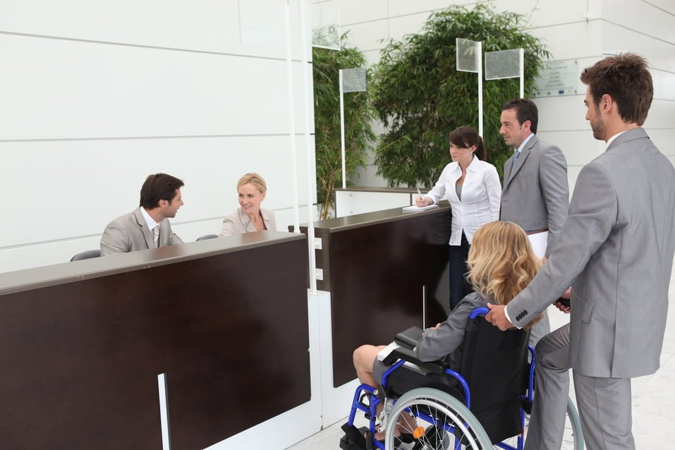 Seguridad esencial en hotel accesible para personas con discapacidad