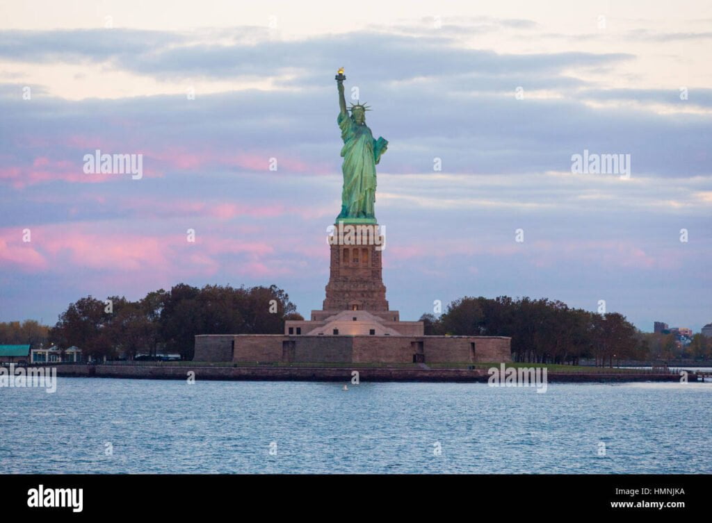Estatua de la Libertad al amanecer