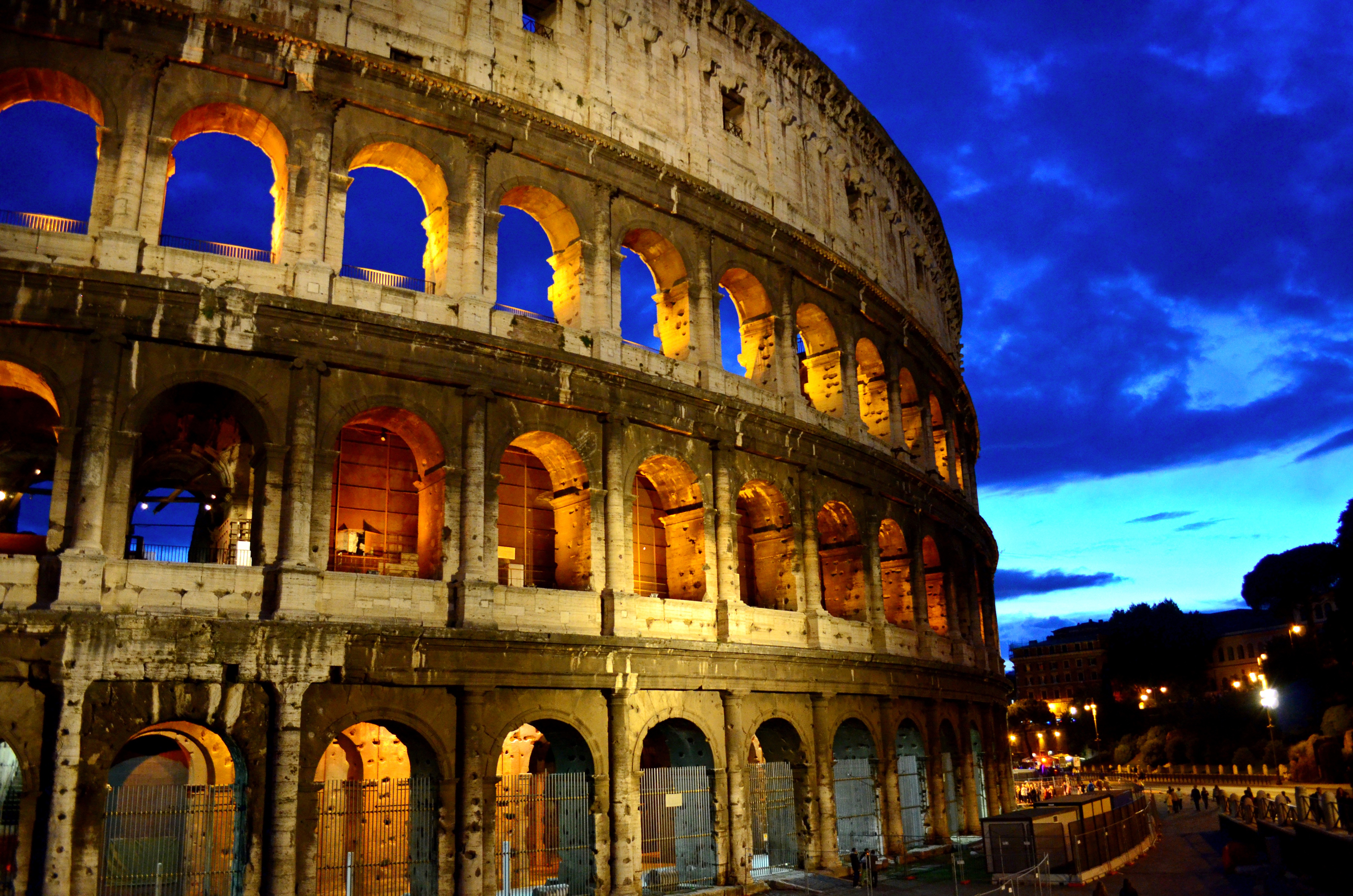 Coliseo romano y paisaje urbano