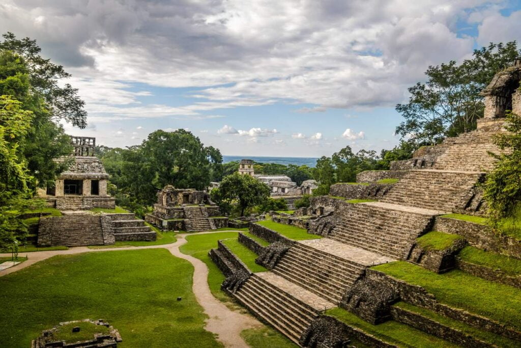 Templos y palacios mayas