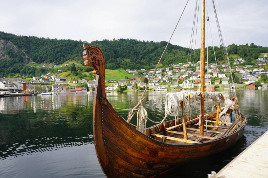 Barco vikingo en fiordo
