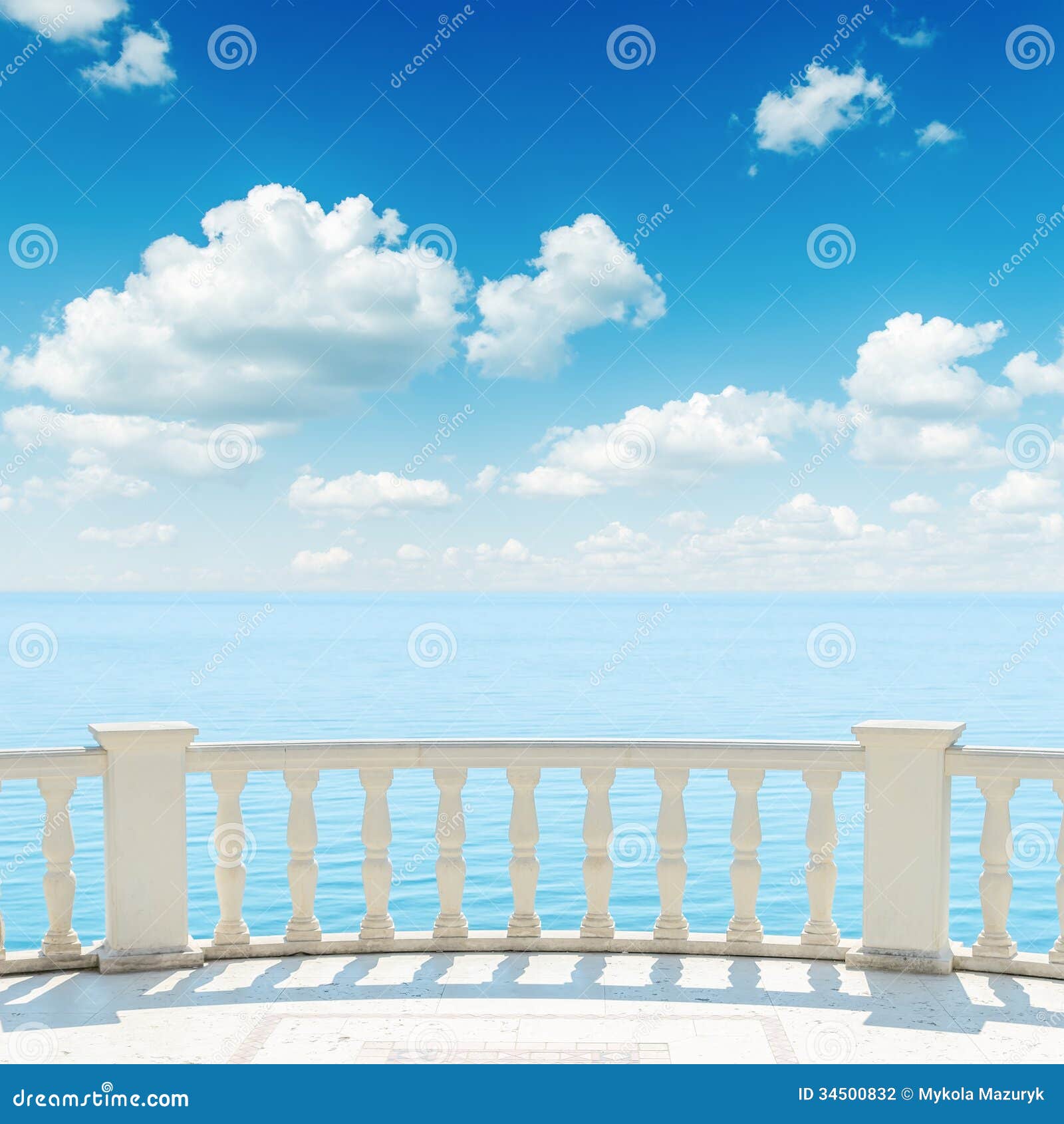 Vista al mar con balcón
